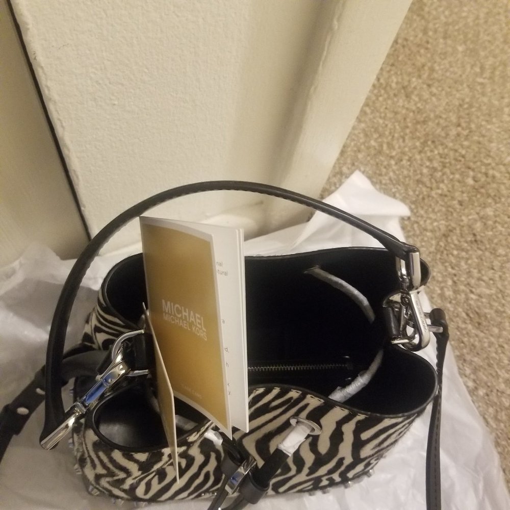 SAVED for firstdownkickNWT Authentic Michael Kors Small Drawstring Bucket Shldr - Picture 3 of 12
